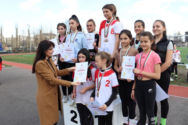 Община Хасково: Заместник-кметът Мария Вълчева награди най-добрите лекоатлети на Хасково в Общинските ученически игри