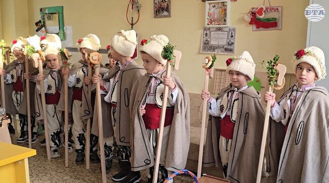 Възпитаници на детска градина "Детелина" коледуваха в Община Петрич