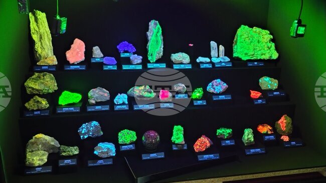 Нова витрина в НМ „Земята и хората“ показва как минералите реагират на ултравиолетова светлина с различна дължина на вълната