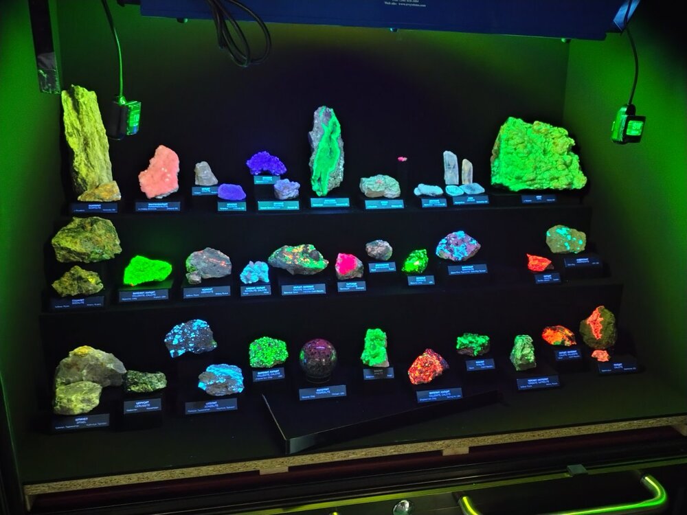 Нова витрина в НМ „Земята и хората“ показва как минералите реагират на ултравиолетова светлина с различна дължина на вълната