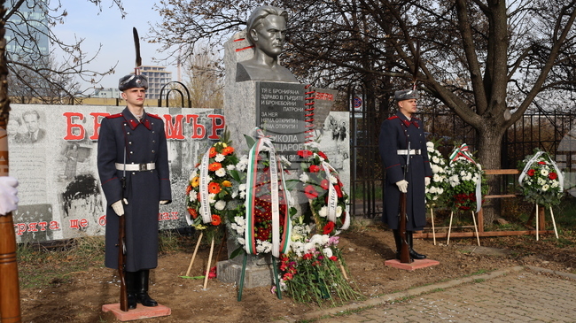 Знанието без дух е мълчание, а духът без памет – забрава - УниБИТ откри паметник на Никола Вапцаров в двора на висшето училище 