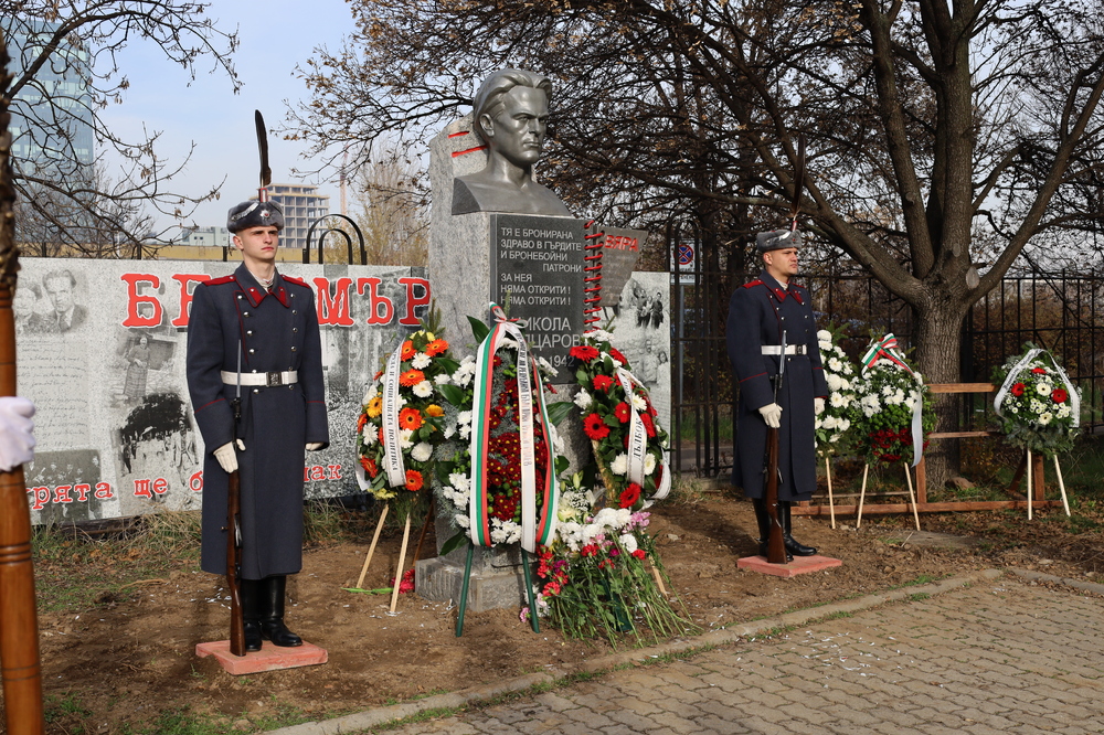 Знанието без дух е мълчание, а духът без памет – забрава - УниБИТ откри паметник на Никола Вапцаров в двора на висшето училище 