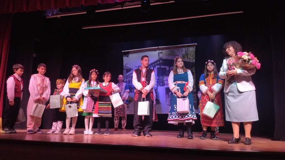 Ученици от училище „Свети Седмочисленици“ в Реус, Испания, представиха своя спектакъл „Приказки край огнището“ на голяма сцена