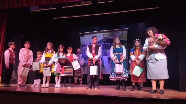 Ученици от училище „Свети Седмочисленици“ в Реус, Испания, представиха своя спектакъл „Приказки край огнището“ на голяма сцена