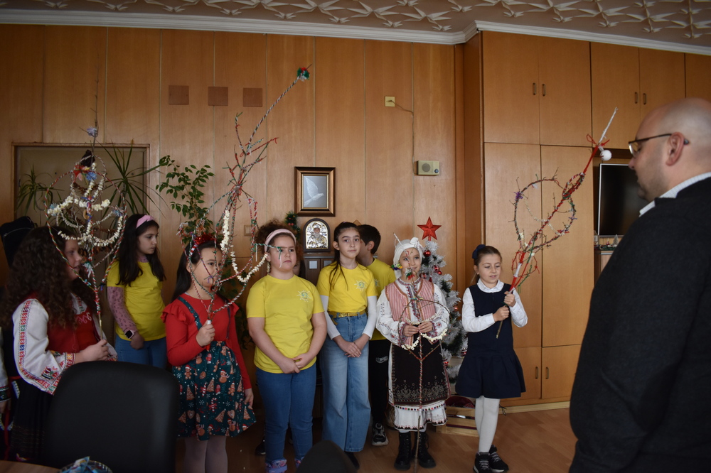 Деца внесоха коледно настроение в Община Разград