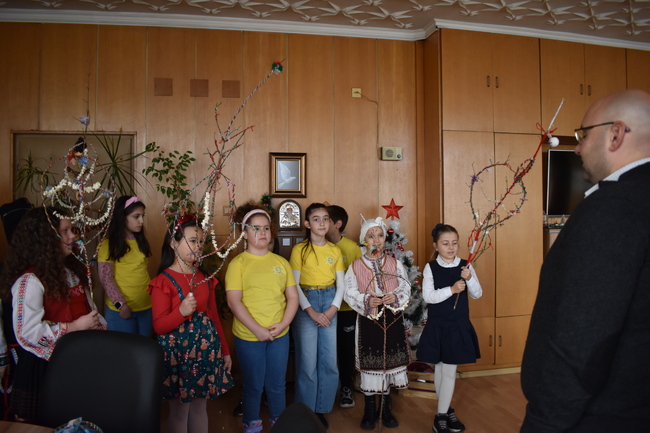 Деца внесоха коледно настроение в Община Разград