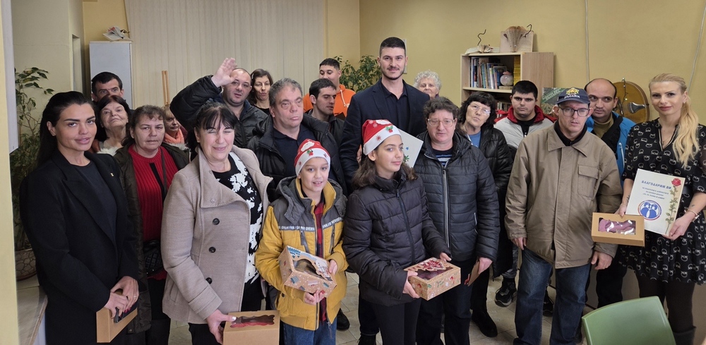Деца и потребители на социални услуги в Стара Загора се срещнаха на коледен празник