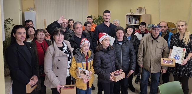 Деца и потребители на социални услуги в Стара Загора се срещнаха на коледен празник