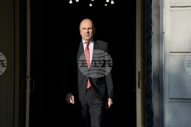 Разширяването на гръцките териториални води е национално право и не подлежи на преговори, заяви гръцкият външен министър