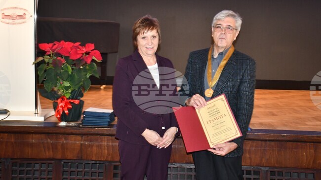 Председателят на БАН чл.-кор. Евелина Славчева връчи почетния знак „Марин Дринов“ на акад. Румен Панков