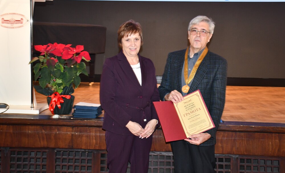 Председателят на БАН чл.-кор. Евелина Славчева връчи почетния знак „Марин Дринов“ на акад. Румен Панков