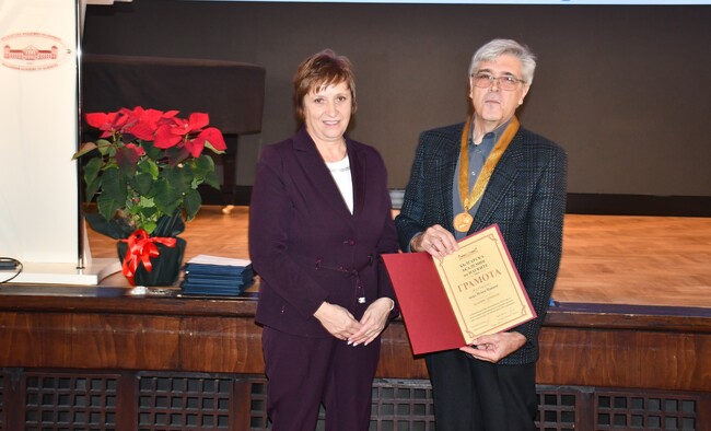 Председателят на БАН чл.-кор. Евелина Славчева връчи почетния знак „Марин Дринов“ на акад. Румен Панков