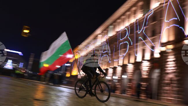 Граждани протестират срещу управляващите в центъра на София 