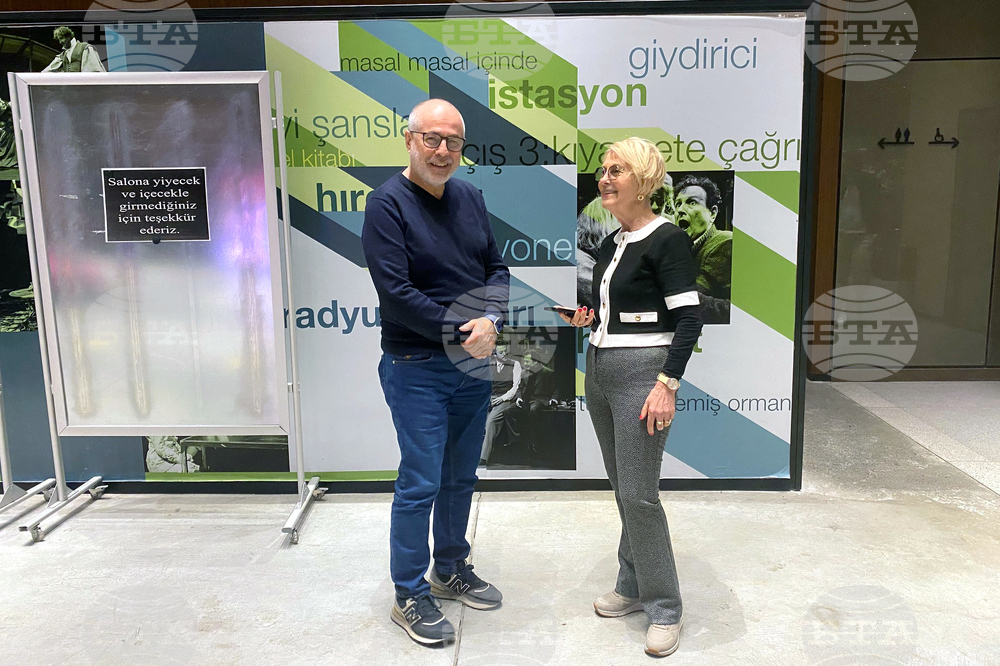 Театърът надгражда мостове, които ни откриват нови хоризонти, казва режисьорът Владлен Александров, който за пръв път поставя пиесата „Мъртви души“ в Истанбул