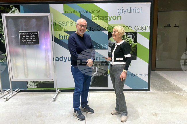 Театърът надгражда мостове, които ни откриват нови хоризонти, казва режисьорът Владлен Александров, който за пръв път поставя пиесата „Мъртви души“ в Истанбул