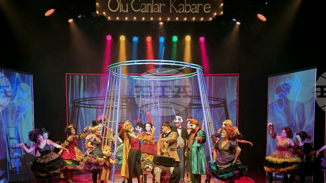 Силни аплодисменти от над 500 души в Истанбул събра постановката „Мъртви души“ на режисьора Владлен Александров и трупата на истанбулските държавни театри на премиера снощи