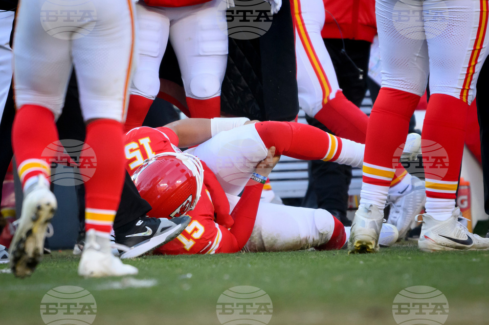 Chargers Mahomes Football