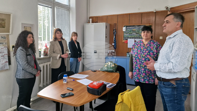 Основно училище „Васил Левски“ в Разград получи като дарение дефибрилатор от ветеринарните лекари д-р Никола Досев и д-р Димитрина Петрова