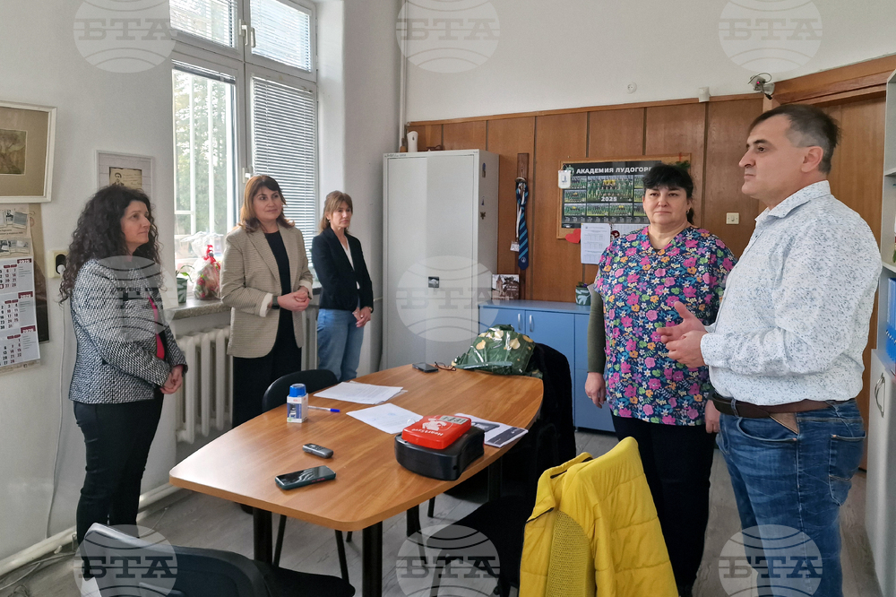 Основно училище „Васил Левски“ в Разград получи като дарение дефибрилатор от ветеринарните лекари д-р Никола Досев и д-р Димитрина Петрова