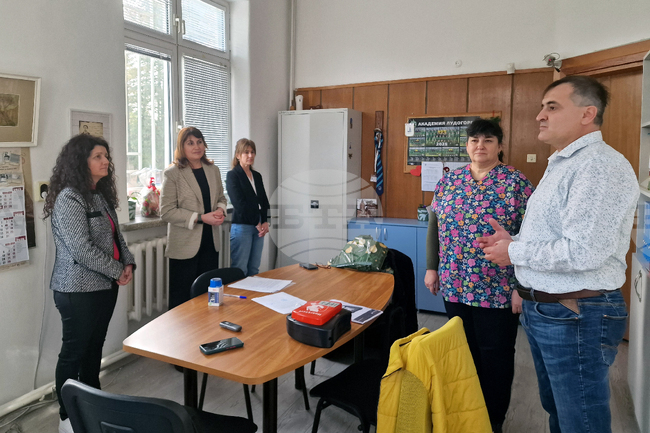 Основно училище „Васил Левски“ в Разград получи като дарение дефибрилатор от ветеринарните лекари д-р Никола Досев и д-р Димитрина Петрова