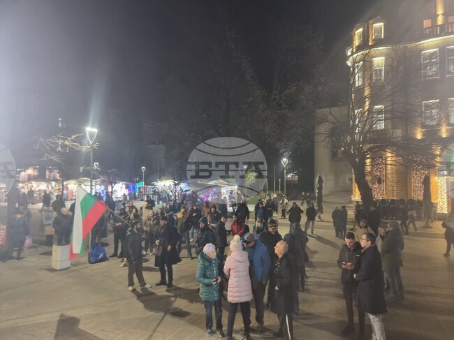 Граждани на Стара Загора се събраха на протест пред сградата на Областната управа