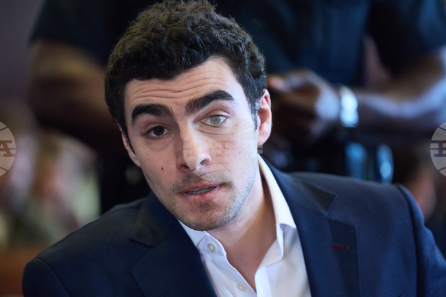 В Ню Йорк е повдигнато обвинение срещу мъж, представил се за агент на ФБР и опитал се да изведе от ареста емблематичен обвиняем