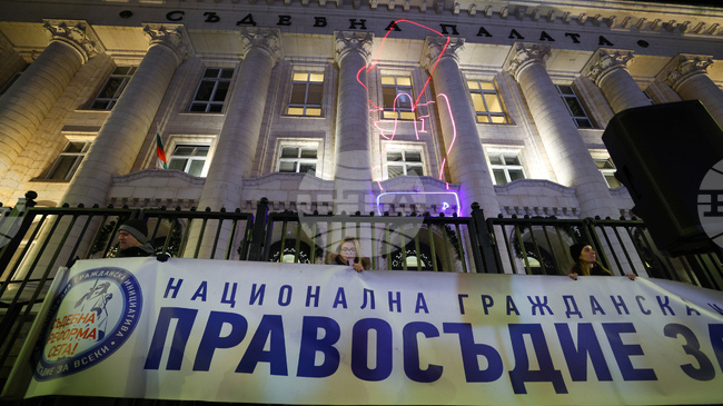 Протестиращите от Съдебната палата в София тръгнаха на шествие към сградата на парламента