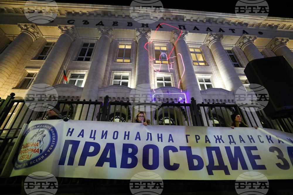 Протестиращите от Съдебната палата в София тръгнаха на шествие към сградата на парламента
