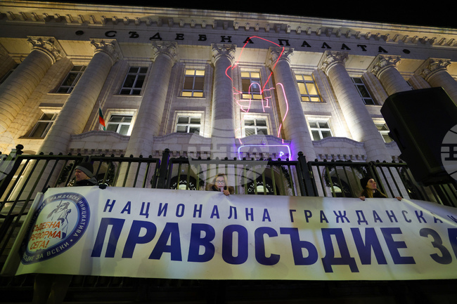 Протестиращите от Съдебната палата в София тръгнаха на шествие към сградата на парламента