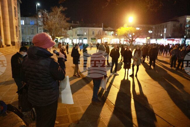 Протест срещу Борисов и Пеевски с искания за изцяло машинно гласуване и реформи в правосъдието се проведе в Русе