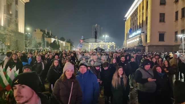 Граждани протестират срещу управляващите в центъра на София 
