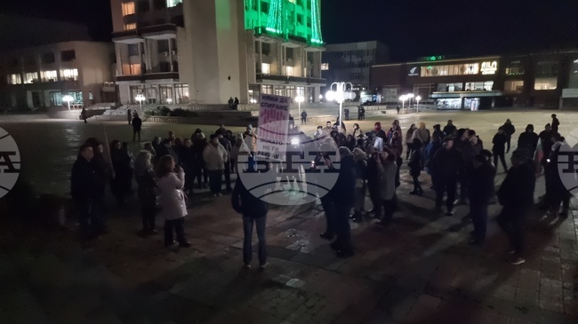Протестът на площад "Демокрация" в Добрич приключи спокойно, продължи около един час 