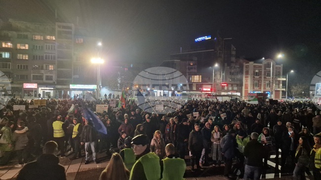 Протестиращи в Пловдив настояват за оставката на Борислав Сарафов и честни избори