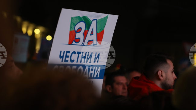 Множество граждани изпълниха т.нар. триъгълник на властта в центъра на София за протест срещу управляващите