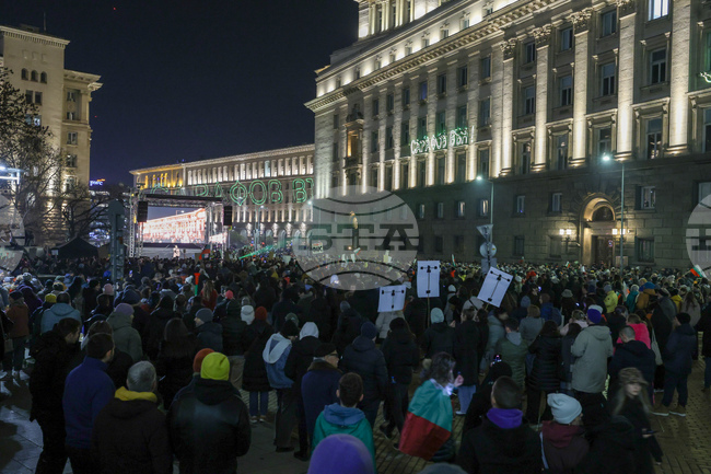 Граждани протестират срещу управляващите в центъра на София 