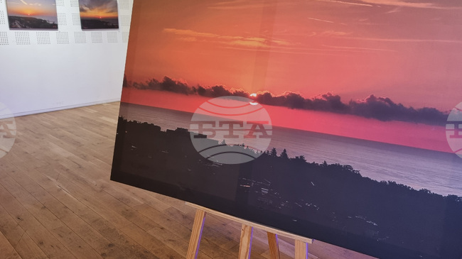 Любител-фотограф, документирал стотици варненски изгреви, показа своите творби в благотворителна изложба