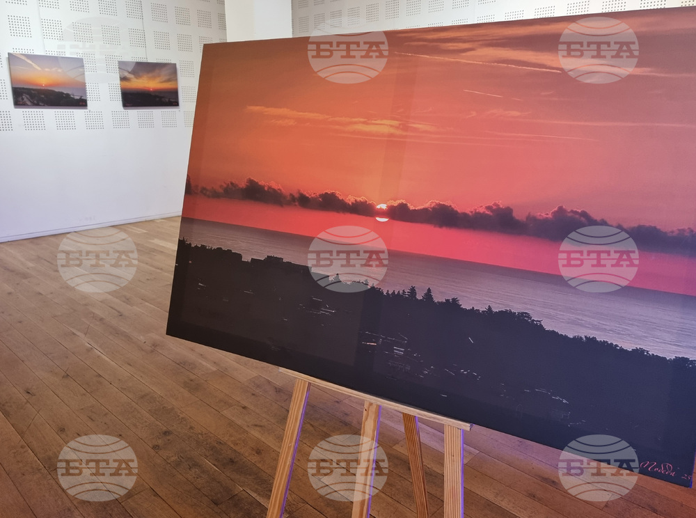 Любител-фотограф, документирал стотици варненски изгреви, показа своите творби в благотворителна изложба