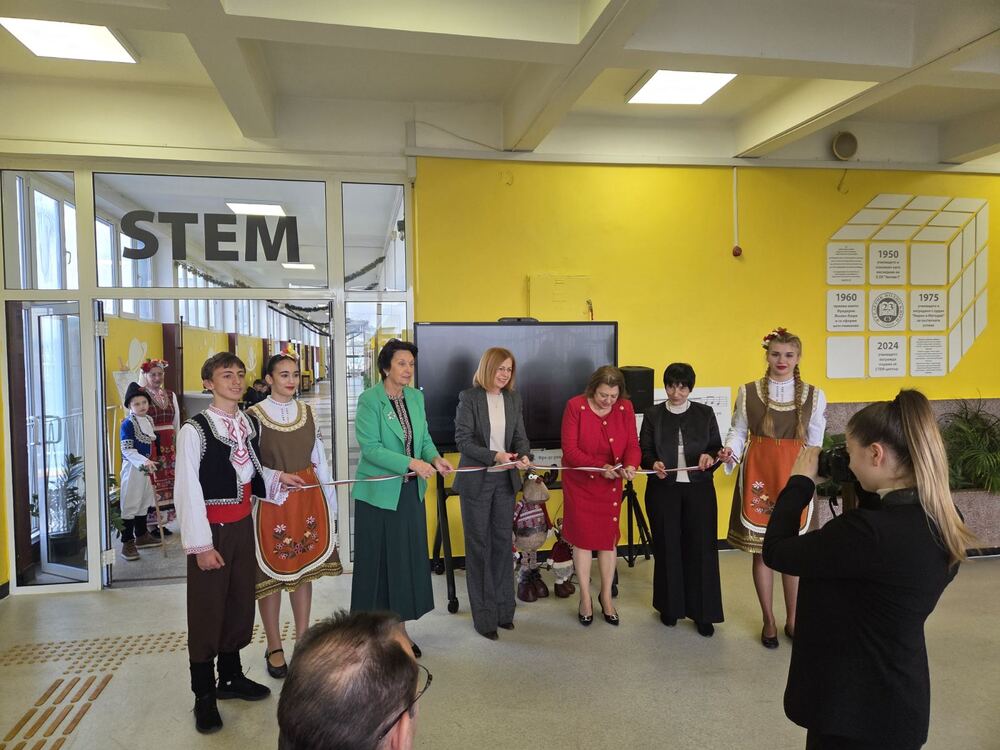 Ученици от 23-о Средно училище „Фредерик Жолио-Кюри“ проектираха еко хотел по време на STEM урок