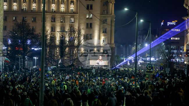 Движението на автомобили в района на Народното събрание е възстановено 