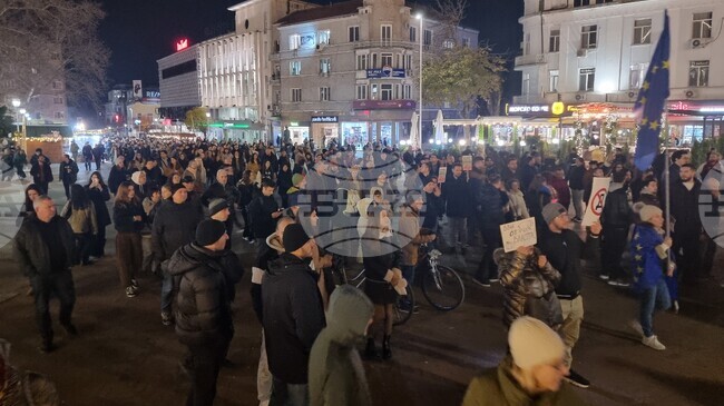 С протестно шествие граждани на Варна поискаха машинно гласуване, оставката на Борислав Сарафов и съдебна реформа