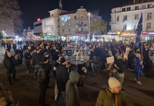 С протестно шествие граждани на Варна поискаха машинно гласуване, оставката на Борислав Сарафов и съдебна реформа