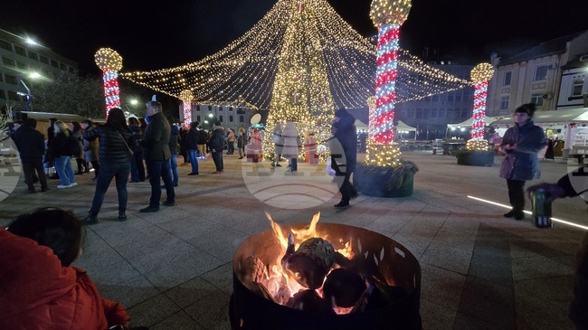 Коледна музика, български и световни хитове звучаха на коледния базар във Враца 