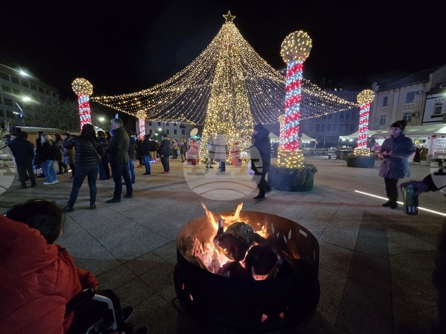 Коледна музика, български и световни хитове звучаха на коледния базар във Враца 