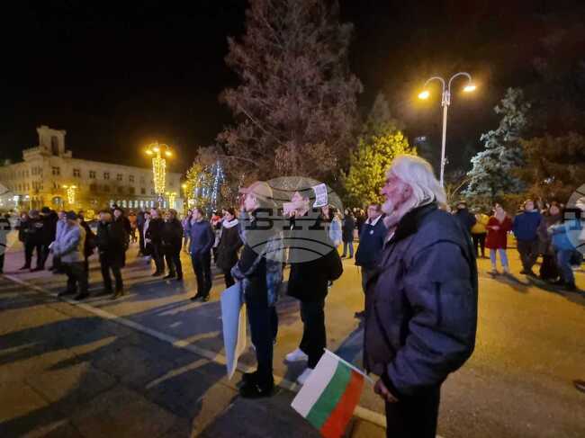 Хора от различни поколения се събраха на пореден протест във Велико Търново срещу порочните практики на властта 