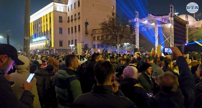 Множество граждани изпълниха т.нар. триъгълник на властта в центъра на София за протест срещу управляващите