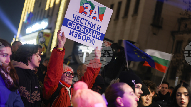 Протестиращи се изтеглят от центъра на София към Орлов мост и бул. „Цариградско шосе“, движението е спряно 