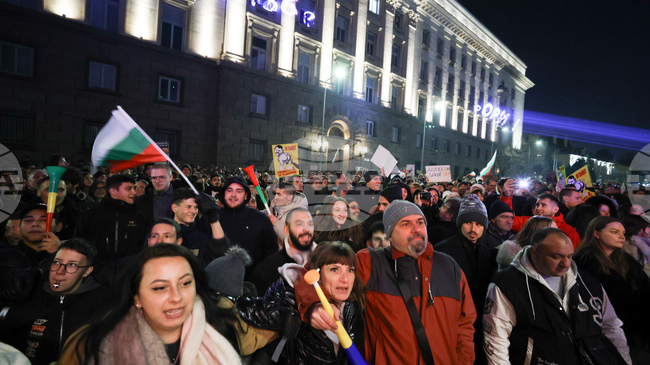 С изпълнение на българския химн приключи протестът срещу управляващите в центъра на София 