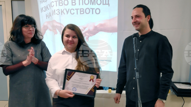 С благотворителна изложба платформата „Изкуство в помощ на изкуството“ подкрепи финансово шестима студенти