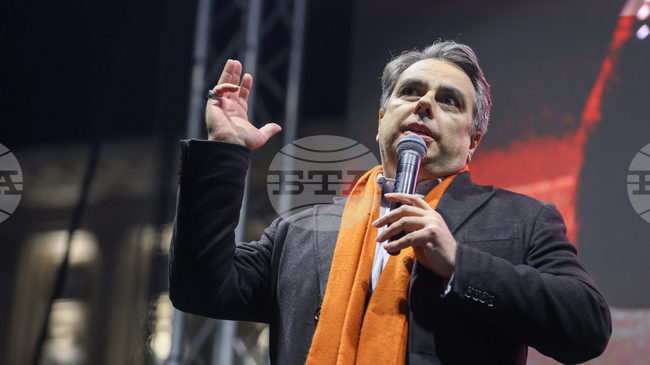 Чака ни дълъг и труден път, за да си вземем държавата обратно и да извадим мафията от нея, каза Асен Василев пред протестиращите в София