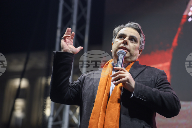 Чака ни дълъг и труден път, за да си вземем държавата обратно и да извадим мафията от нея, каза Асен Василев пред протестиращите в София